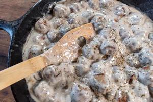 mise à plat en fonte de boulettes de viande suédoises maison dans une sauce à la crème photo