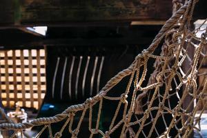 treuil en bois d'un voilier et cordes sur le pont d'un navire de guerre pirate médiéval photo