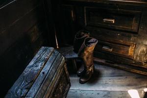 treuil en bois d'un voilier et cordes sur le pont d'un navire de guerre pirate médiéval photo