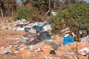 brasilia, brésil, 20 juin 2022 déchets, principalement des bouteilles en carton et en plastique que les sans-abri ramassent et jettent là où ils vivent dans le secteur nord-ouest de brasilia photo