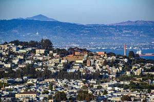 vue sur la colline du quartier de l'heure d'or des maisons de san francisco, toits pointus - colorés et pittoresques avec quelques maisons victoriennes - une vue typique de san francisco. photo