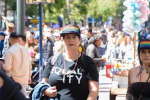 san francisco, ca, états-unis - 22 juin 2022, défilé de la fierté, 2 personnes marchant le long du défilé. photo