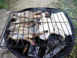 calmars et crevettes grillés sur le gril. cuisine culinaire indonésienne photo