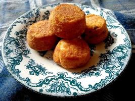 kue khas bali ou galettes de spécialités balinaises. cuisine traditionnelle indonésienne photo