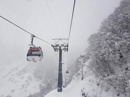 gala yuzawa, japon - décembre 14,2018. ciel de téléphérique sur la montagne enneigée photo