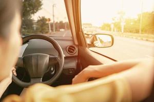 femme asiatique au volant d'une voiture de bonne humeur. photo