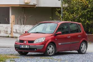 côté dinde 03 mars 2022 rouge renault scenic est garé dans la rue par une chaude journée photo