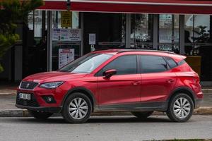 côté turquie 20 février 2022 la classe mercedesbenz rouge est garée dans la rue par une chaude journée sur fond d'arbres photo