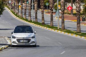 côté turquie 28 février 2022 la hyundai i20 blanche se gare dans la rue un jour d'été photo