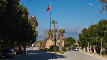 côté turquie 01 mars 2022 rues turques colorées avec des maisons basses, le drapeau national turc flotte en arrière-plan photo