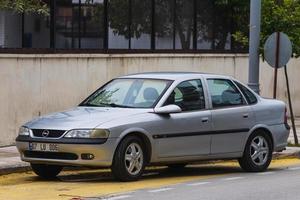 côté dinde 03 mars 2022 argent opel vectra garé dans la rue par une chaude journée photo