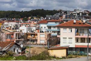 côté turquie 20 février 2022 zone résidentielle dans un pays tropical avec de nombreuses maisons similaires avec des barils d'eau se prélassant au soleil, mise au point douce photo