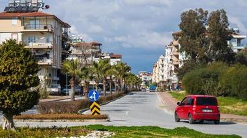 côté turquie 01 mars 2022 rues turques colorées avec maisons basses, palmiers, voiture rouge panda fiat photo