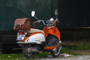 côté turquie 20 février 2022 une moto orange se tient dans un parking sur fond de rue, vue latérale photo