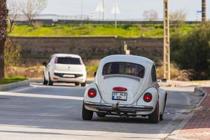 côté dinde 01 mars 2022 volkswagen coccinelle de voiture blanche vintage sur le fond d'une rue de la ville, vue arrière. voiture rétro légendaire dans un environnement urbain photo