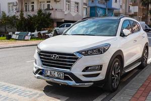 côté dinde 01 mars 2022 blanc hyundai tucson est garé dans la rue par une chaude journée photo