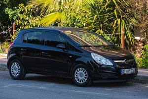 côté dinde 01 mars 2022 l'opel corsa noire est garée dans la rue par une chaude journée photo