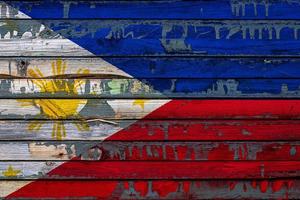 le drapeau national des philippines est peint sur des planches inégales. symbole du pays. photo