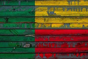 le drapeau national du bénin est peint sur des planches inégales. symbole du pays. photo
