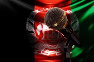 microphone sur le fond du drapeau national de l'afghanistan, illustration 3d réaliste. prix de musique, karaoké, équipement de sonorisation de studio de radio et d'enregistrement photo