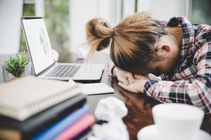 femme d'affaires fatiguée travaillant sur un ordinateur photo