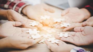 gens d'affaires et puzzle sur table en bois photo