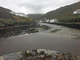 Une vue de Boscastle à Cornwall par une matinée humide photo