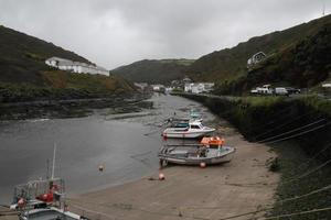 Une vue de Boscastle à Cornwall par une matinée humide photo