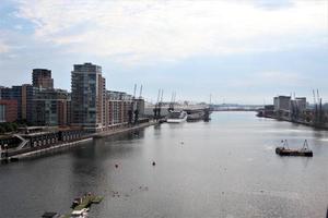 une vue aérienne de londres sur la tamise près de l'île aux chiens photo