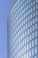 façade en verre moderne de tour de bureaux
