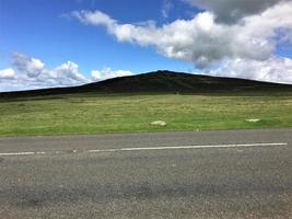 une vue sur le parc national de dartmoor dans le devon depuis le sommet photo