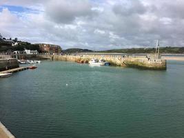 Padstow à Cornwall en août 2020. Une vue sur le port de Padstow montrant tous les bateaux de pêche photo