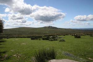 une vue sur le parc national de dartmoor dans le devon depuis le sommet photo