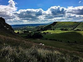 une vue sur les collines de caradoc dans le shropshire photo