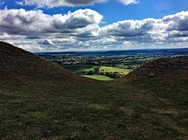 une vue sur les collines de caradoc dans le shropshire photo