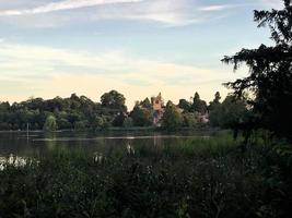 une vue sur le lac d'ellesmere au soleil du soir photo