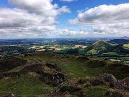 une vue sur les collines de caradoc dans le shropshire photo