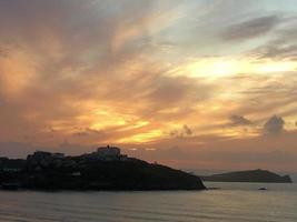 Une vue d'un coucher de soleil sur Newquay à Cornwall photo