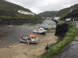 Une vue de Boscastle à Cornwall par une matinée humide photo