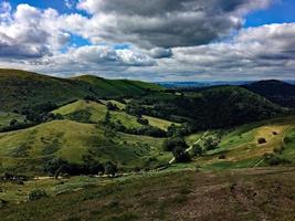 une vue sur les collines de caradoc dans le shropshire photo