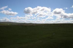 une vue sur le parc national de dartmoor dans le devon depuis le sommet photo