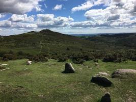 une vue sur le parc national de dartmoor dans le devon depuis le sommet photo
