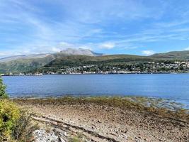 une vue sur le loch eli avec le ben nevis en arrière-plan photo