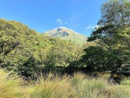 une vue sur les hautes terres d'écosse avec le ben nevis en arrière-plan photo