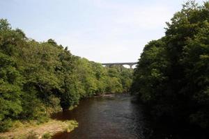 une vue sur la rivière dee près de l'aqueduc de pontcysylte photo