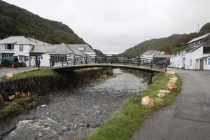 Une vue de Boscastle à Cornwall par une matinée humide photo