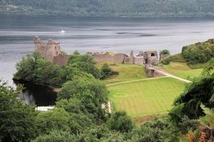 Une vue sur le château d'Urquhart en Ecosse photo