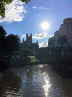 une vue sur la ville de Bath sous le soleil de l'après-midi photo