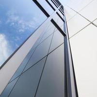 façade d'immeuble de bureaux blanc avec ciel bleu photo