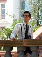 jeune homme portant des bretelles et des lunettes à partir d'une grande terrasse photo